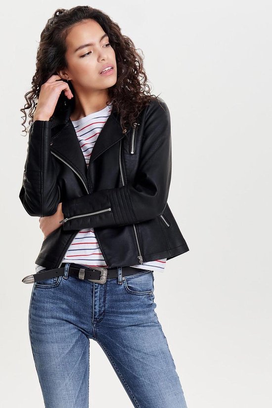 Model in zwarte bikerjack, gestreepte top en jeans met riem.