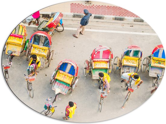Dibond Ovaal - Bovenaanzicht van Lokale Mensen in Tuktukfietsen - 96x72 cm Foto op Ovaal (Met Ophangsysteem)