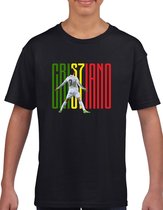 T-Shirt - Cristiano Ronaldo - Kinder T-Shirt - Zwart - Maat 110 / 116 - T-Shirt leeftijd 5 tot 6 jaar - Grappige teksten - Cadeau - Shirt cadeau - Voetbal Fan - verjaardag - CR7 Best Player- Vlag van Portugal