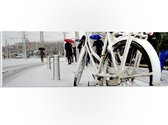 PVC Schuimplaat - Fiets Geparkeerd in Stad tijdens Sneeuwbui - 60x20 cm Foto op PVC Schuimplaat (Met Ophangsysteem)