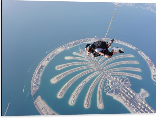 Dibond - Parachutespringer boven de Palm van Dubai - 80x60 cm Foto op Aluminium (Met Ophangsysteem)