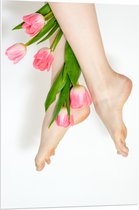 PVC Schuimplaat - Bos Roze Tulpen Tussen Vrouwelijke Benen tegen Witte Achtergrond - 70x105 cm Foto op PVC Schuimplaat (Met Ophangsysteem)