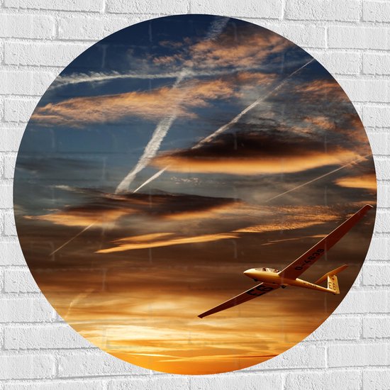 Muursticker Cirkel - Wit Zweefvliegtuig Vliegend tijdens Zonsondergang - 100x100 cm Foto op Muursticker