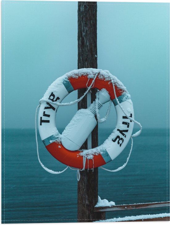 Vlag - Ondergesneeuwde Reddingsboei op Pier boven de Zee - 30x40 cm Foto op Polyester Vlag