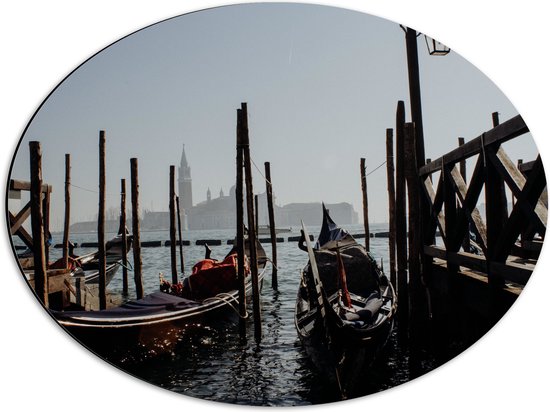 Dibond Ovaal - Italiaanse Gondels in Haven van Venetië, Italië - 56x42 cm Foto op Ovaal (Met Ophangsysteem)