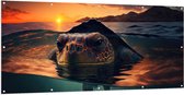Tuinposter – Close-up van Boze Zeeschildpad Dobberend bij het Wateroppervlak - 200x100 cm Foto op Tuinposter (wanddecoratie voor buiten en binnen)