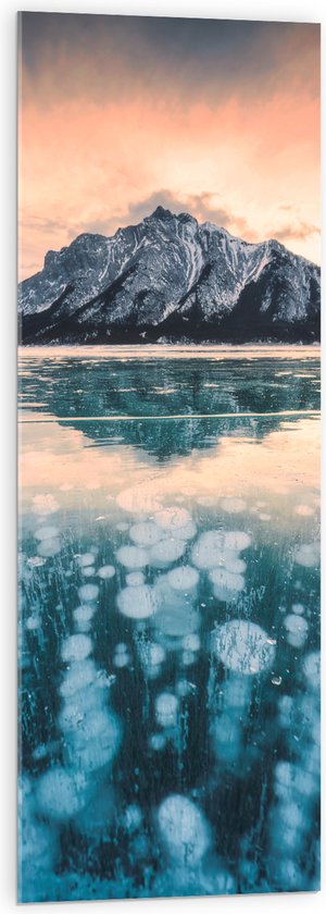 Acrylglas - Bevoren Meer langs Besneeuwde Berg onder Zachtroze Lucht - 40x120 cm Foto op Acrylglas (Met Ophangsysteem)