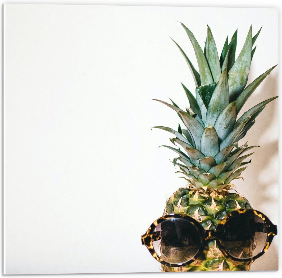 PVC Schuimplaat - Ananas met Zonnebril op - 50x50 cm Foto op PVC Schuimplaat (Met Ophangsysteem)