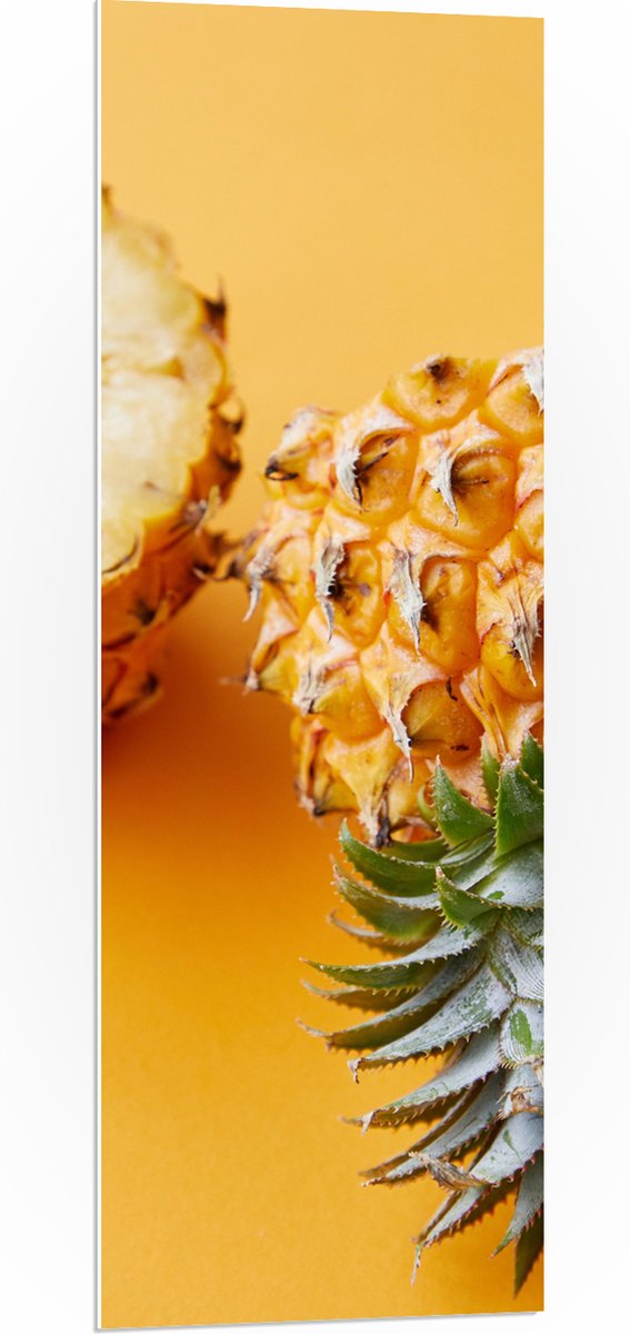 PVC Schuimplaat - Ananas in Tweeën met Gele Achtergrond - 40x120 cm Foto op PVC Schuimplaat (Met Ophangsysteem)