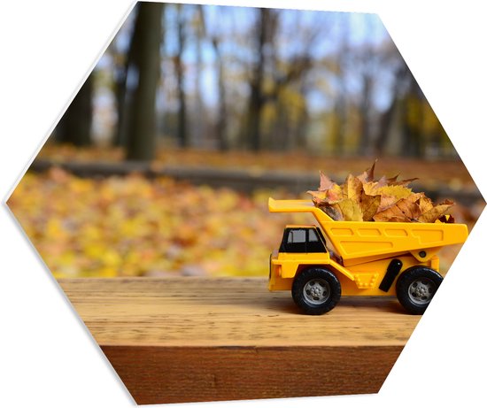PVC Schuimplaat Hexagon - Gele Mini Kiepwagen Gevuld met Herfstbladeren in het Bos - 80x69.6 cm Foto op Hexagon (Met Ophangsysteem)