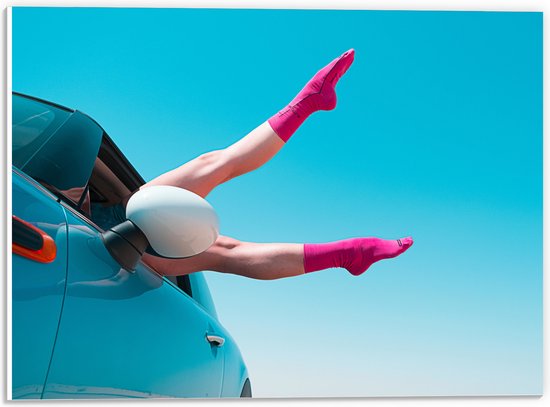 PVC Schuimplaat- Vrouwelijke Benen met Roze Sokken uit Raam van Blauwe Auto - 40x30 cm Foto op PVC Schuimplaat
