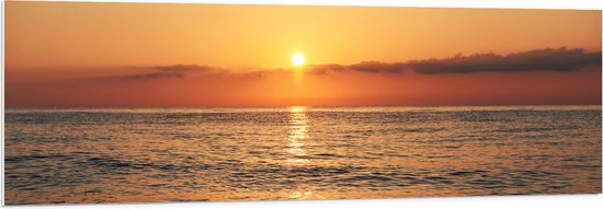 PVC Schuimplaat - Zon Zakkend in de Kalme Zee en Wolken - 150x50 cm Foto op PVC Schuimplaat (Met Ophangsysteem)