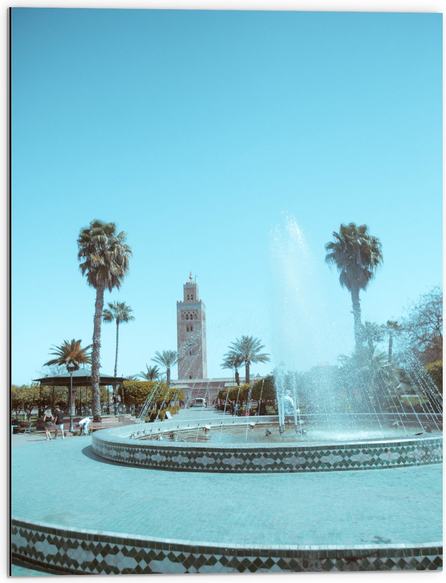 Dibond - Gebouw - Fontein - Water - Bomen - Palmbomen - Mensen - 60x80 cm Foto op Aluminiu