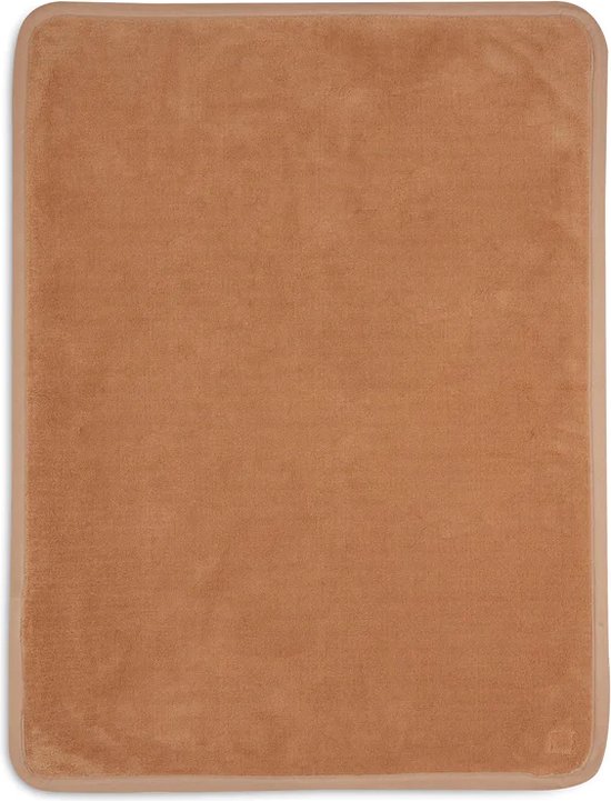 Une couverture bébé unie, douce et marron avec un bord beige, posée sur un fond blanc.