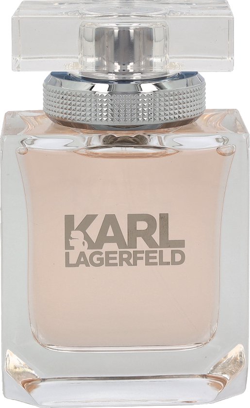 Flacon Karl Lagerfeld Eau de Parfum. Flacon transparent avec bouchon argenté et liquide rose.