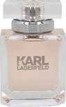 Flacon Karl Lagerfeld Eau de Parfum. Flacon transparent avec bouchon argenté et liquide rose.
