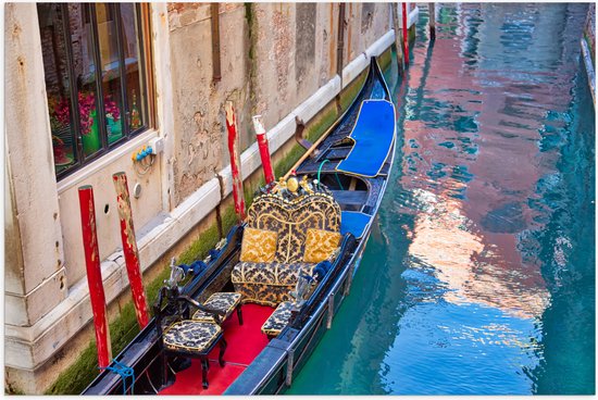 Poster Glanzend – Blauwe Gondel met Rode en Gouden Details op de Smalle Wateren van Venetië - 90x60 cm Foto op Posterpapier met Glanzende Afwerking
