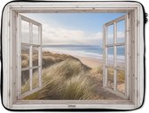 Laptophoes 15.6 inch - Doorkijk - Strand - Zee - Duinen - Helmgras - Zand - Blauw - Laptop sleeve - Binnenmaat 39,5x29,5 cm - Zwarte achterkant