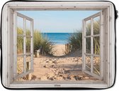 Laptophoes 15.6 inch - Doorkijk - Strand - Zee - Duinen - Zand - Water - Helmgras - Laptop sleeve - Binnenmaat 39,5x29,5 cm - Zwarte achterkant