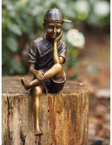 Tuinbeeld - bronzen beeld - Zittende jongen met pet - Bronzartes - 19 cm hoog