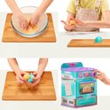 Collage van vier foto's: handen mengen ingrediënten, vormen van deeg, een mal gebruiken en de turkooise en paarse speelgoedoven met een hand die de knop draait.