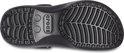 Zool van een zwarte Crocs plateauzool clog. 'Crocs' logo in het midden.