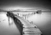 Fotobehang - Vlies Behang - Houten Pier in het Meer - Zwart-wit - 312 x 219 cm