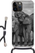 Geschikt voorApple Iphone 14 Pro Max - Crossbody Case - Olifant - Dieren - Water - Zwart wit - Siliconen - Crossbody - Backcover met Koord - Telefoonhoesje met koord - Hoesje met touw