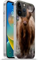 Geschikt voorApple Iphone 14 Pro - Softcase hoesje - Schotse Hooglander - Mos - Gras - Siliconen Telefoonhoesje