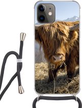 Hoesje met koord Geschikt voor iPhone 12 - Schotse Hooglander - Berg - Sneeuw - Siliconen - Crossbody - Backcover met Koord - Telefoonhoesje met koord - Hoesje met touw
