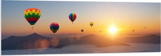 PVC Schuimplaat- Luchtballonnen Zwevend bij Bergtoppen boven het Wolkendek - 150x50 cm Foto op PVC Schuimplaat