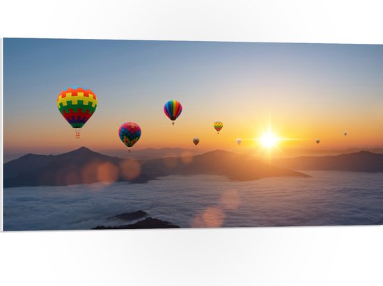 PVC Schuimplaat- Luchtballonnen Zwevend bij Bergtoppen boven het Wolkendek - 100x50 cm Foto op PVC Schuimplaat