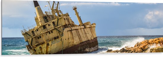 Dibond - Scheepswrak op de Zee bij Rotsen - 150x50 cm Foto op Aluminium (Wanddecoratie van metaal)