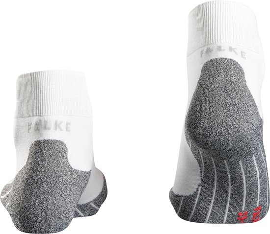 Twee witte Falke sportsokken, de achterkant met grijze hiel en demping. Tekst 'FALKE' zichtbaar.