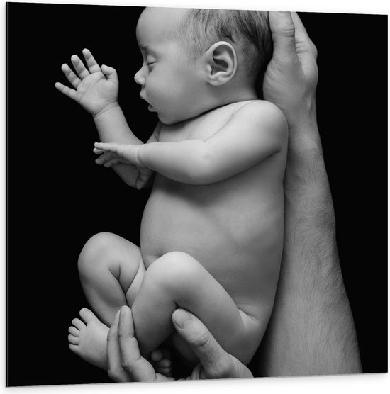 Dibond - Pasgeboren Baby in Handen van Vader (Zwart- wit) - 100x100 cm Foto op Aluminium (Met Ophangsysteem)