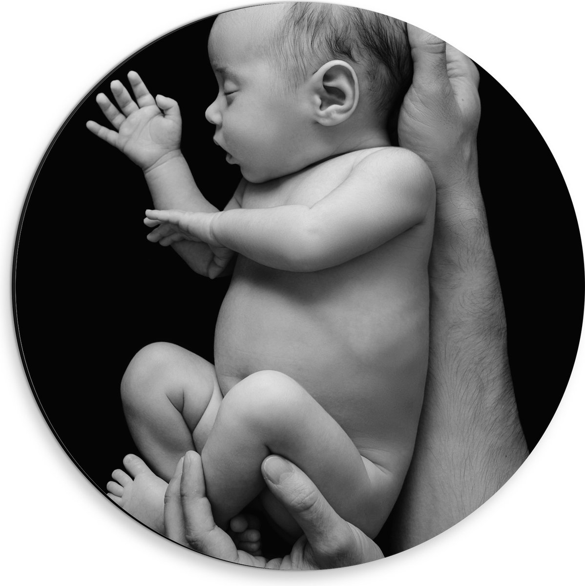 Dibond Muurcirkel - Pasgeboren Baby in Handen van Vader (Zwart- wit) - 30x30 cm Foto op Aluminium Muurcirkel (met ophangsysteem)