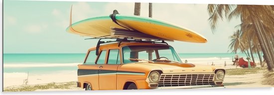 Dibond - Geel met Blauwe Surfplank op Gele Auto bij het Strand - 150x50 cm Foto op Aluminium (Met Ophangsysteem)