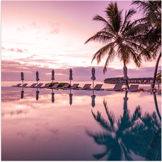 Poster Glanzend – Luxe Resort met Strandbedjes met Palmbomen - 100x100 cm Foto op Posterpapier met Glanzende Afwerking