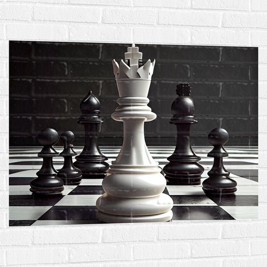 Muursticker - Zwarte Schaakstukken om Witte Koning op Schaakbord (Zwart-wit) - 100x75 cm Foto op Muursticker