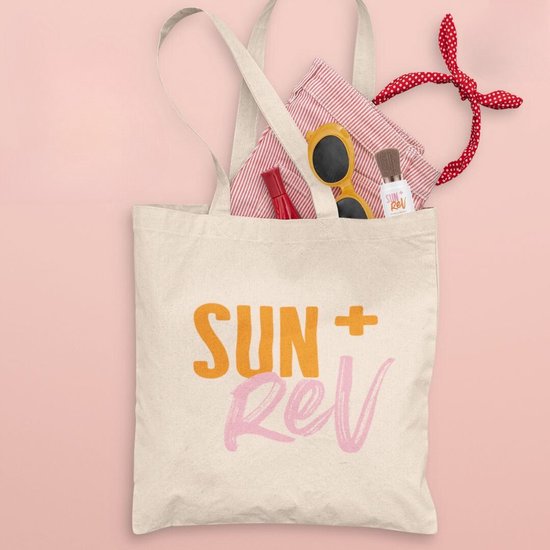 SUN+Rev tote bag met zonnebrandpoeder brush, zonnebril, lipgloss en haarband.