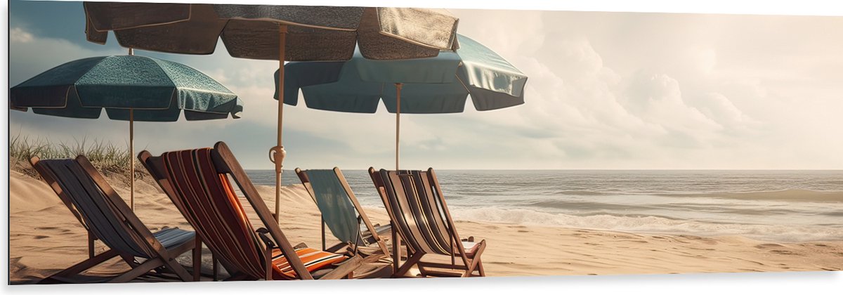 Dibond - Strandstoelen en Parasols op het Strand op Bewolkte Dag - 150x50 cm Foto op Alumi