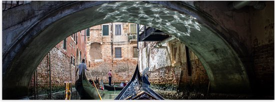 Poster Glanzend – Traditionele Italiaanse Gondel door de Wateren van Venetië - 60x20 cm Foto op Posterpapier met Glanzende Afwerking