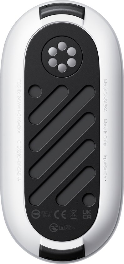 Onderkant van de witte Insta360 GO 3 actioncam met certificeringen en een gestippelde grip.