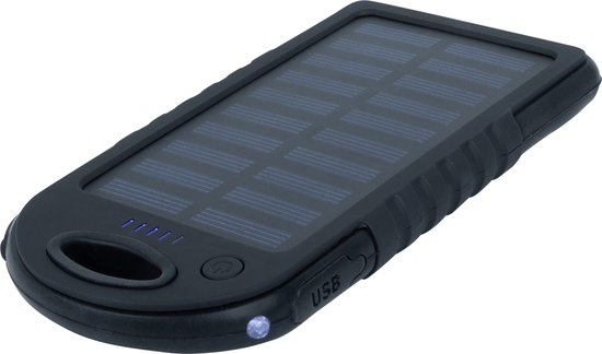 Zwarte zonnepaneel powerbank met zonnepanelen en USB-poort.