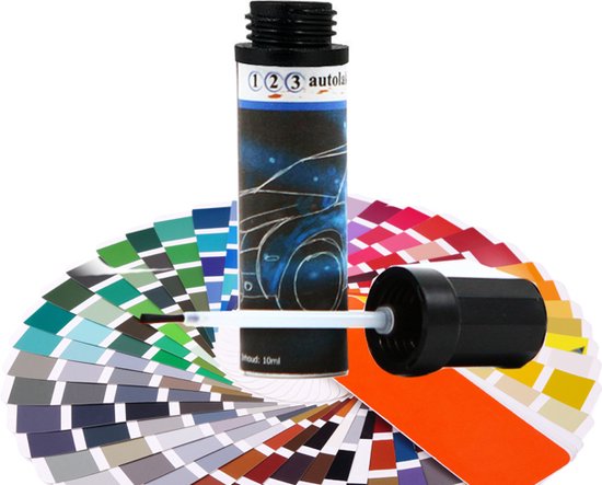 Lakstift met blauw auto-patroon en een open dop, omgeven door een waaier van kleurstalen.