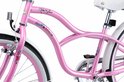Cadre de vélo rose avec décorations d'étoiles et de cœurs.