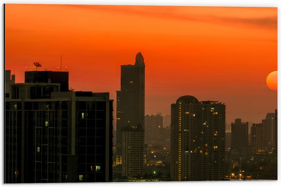 Dibond - Zon Zakkend achter de Wolkenkrabbers in de Stad - 60x40 cm Foto op Aluminium (Met Ophangsysteem)