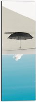Dibond - Zwarte Paraplu Hangend aan Wit Vlak bij Wolken - 30x90 cm Foto op Aluminium (Wanddecoratie van metaal)