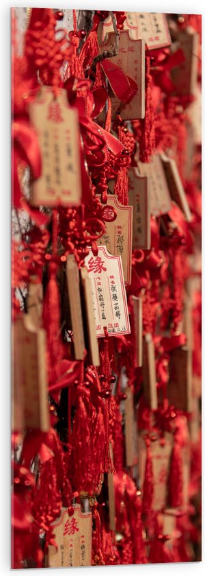 Acrylglas - Rode Sleutelhangers met Chinese Tekens aan een Muur - 40x120 cm Foto op Acrylglas (Met Ophangsysteem)