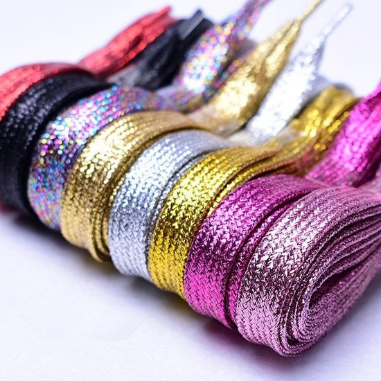 Rij met opgerolde gekleurde glitterveters, waaronder roze, zilver, goud en zwart.
